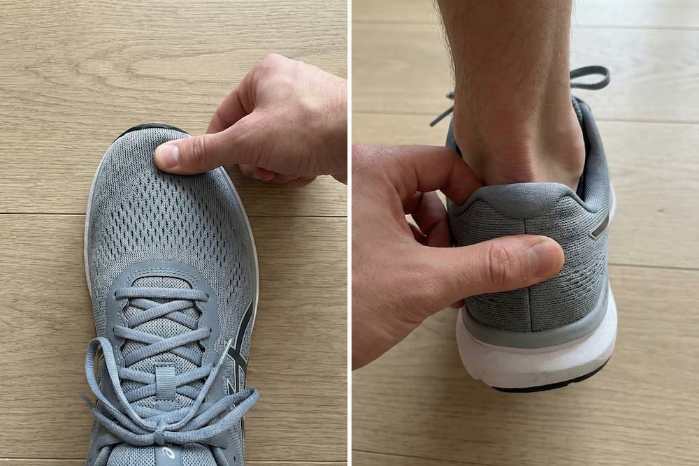 Et splitbillede, der demonstrerer tjek af skostørrelse og pasform på et trægulv. Til venstre trykker en tommelfinger ned på snuden af en grå løbesko for at sikre, at der er cirka en tommelfingerbredde luft foran tæerne, mens billedet til højre viser et greb om hælkappen for at kontrollere, at skoen sidder tæt og stabilt uden at glide.