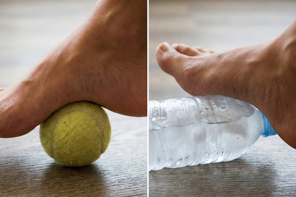 Et splitbillede, der viser to hjemmelavede alternativer til fodmassage. Til venstre ruller svangen af en bar fod henover en gul tennisbold, mens billedet til højre viser foden på en frossen vandflaske med synlige kondensdråber, hvilket kombinerer massage med kuldebehandling.